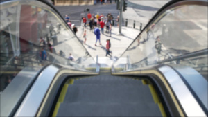 通过自动扶梯的透视图在美国拉斯维加斯大道的道路交叉路口18秒视频