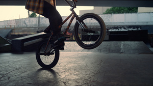 活跃的小轮车骑自行车的人在户外骑自行车13秒视频