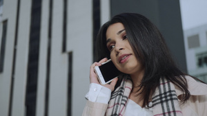 商业女人在街上使用智能手机交谈16秒视频