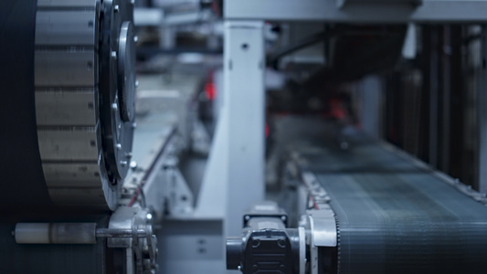 工厂带旋转橡胶带机的汽车轮胎生产输送线视频