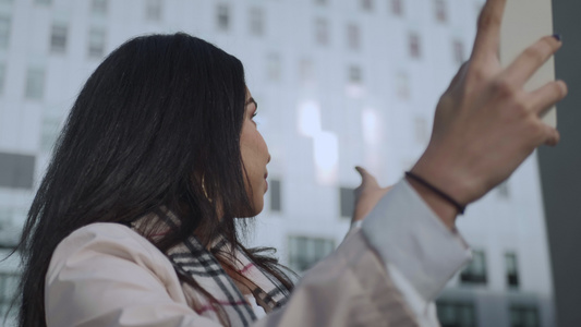 商业女人在智能手机上进行视频聊天视频