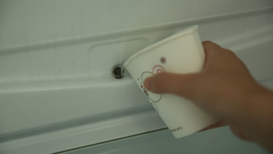 清理冰箱排水口  视频