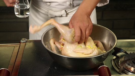 清洗鸡肉腌制鸡肉 视频