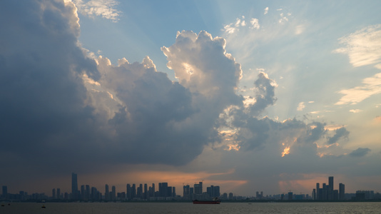 延时摄影城市蓝天白云晴朗天空阳光光线流动的云自然天气街景4k素材视频