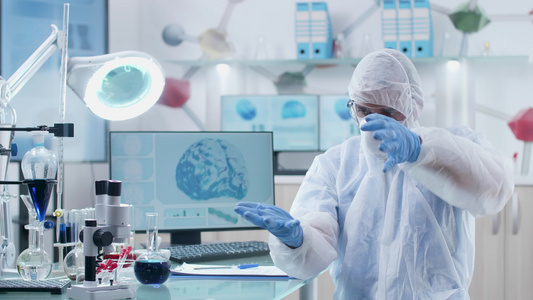 在现代高端研究实验室中佩戴Ar眼镜的专业科学专家科学家视频