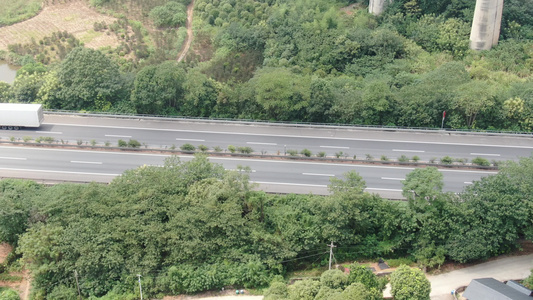 4K航拍汽车行驶在山间公路[高等级公路]视频