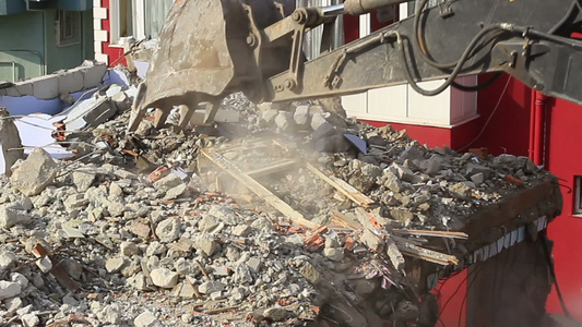 废旧房屋的混凝土楼层被毁背地清除了拆除建筑物的瓦砾视频