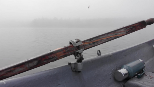 在芬兰捕鱼的诱饵湖中钓鱼视频