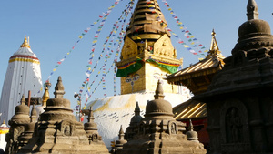 祈祷旗在风中飘扬斯瓦扬布纳特佛塔猴庙圣塔尼泊尔和加德满都12秒视频