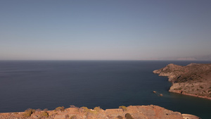 无人机在希腊岛景观中飞行25秒视频