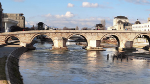 在马塞多尼亚斯科佩耶的瓦尔达尔河上古老的石桥15秒视频