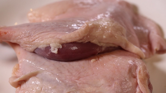 厨师切鸭腿鸭肉视频