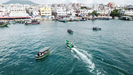 海南省陵水县疍家鱼排往来鱼排和河岸上匆忙的渔船4k航拍视频