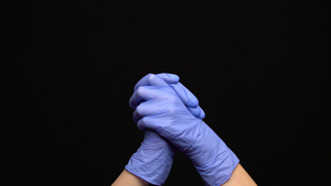 女性戴着乳胶式医疗手套在黑色背景鼓掌10秒视频