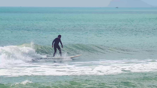 8k海南万宁石梅湾海上运动员冲浪视频