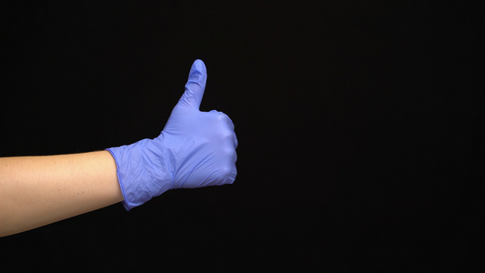 女性用乳胶手戴的医用手套就像一个在黑色背景上孤立的视频