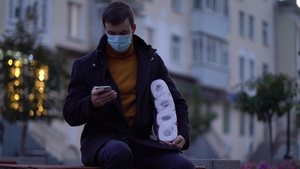 男子用卫生纸和智能手机15秒视频