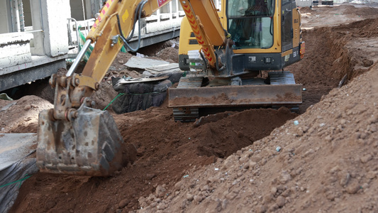 工地施工干活挖掘机工作干活建筑工地视频