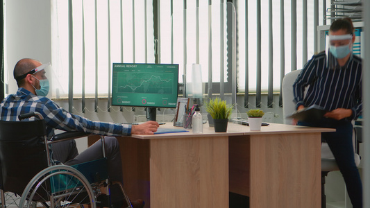在工作场所使用轮轮椅移动的商人面罩视频
