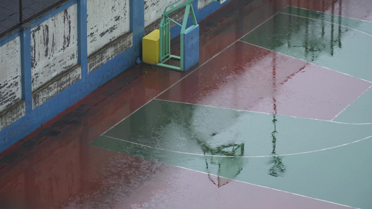 积水的雨后篮球场塑胶运动场视频