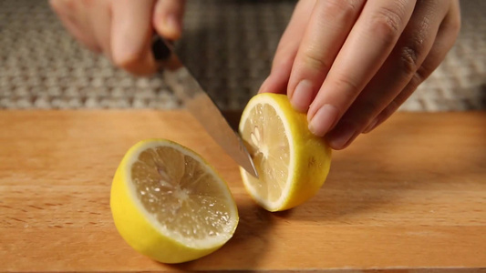切柠檬挤柠檬汁视频