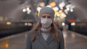 在地铁站戴面具的妇女22秒视频