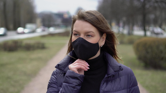 城市里戴面罩的女人流行病视频