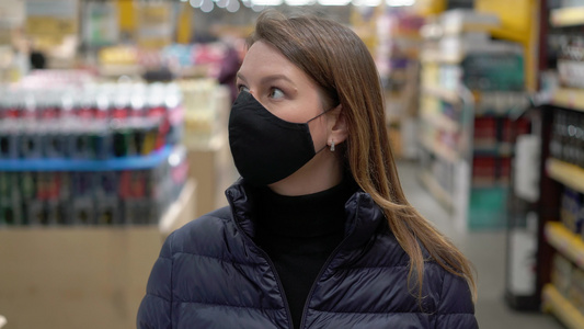 妇女在超市商店的车厢里戴上面罩保护面罩可口科罗纳视频
