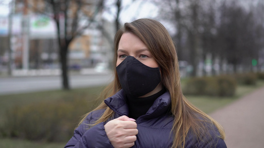 城市里戴面罩的女人流行病视频