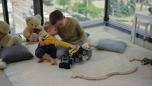 两个兄弟家里的地毯上玩玩具车13秒视频