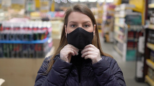 在超市商店的车厢里妇女面罩上戴保护面罩8秒视频