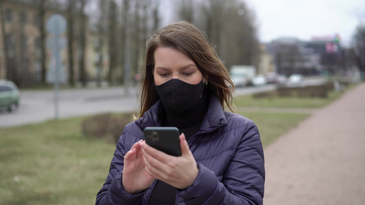 在有移动电话的城市里妇女面戴保护面罩19Corona视频