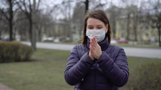 在一个城市里妇女面对着保护面罩手洗净剂19corona视频