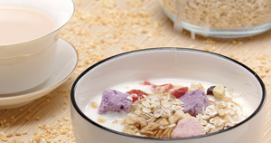 早餐酸奶中加入燕麦片24秒视频