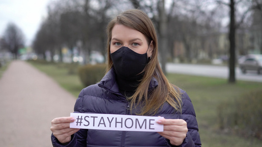 在一个城市里妇女面对着保护面罩留在家中流行的视频
