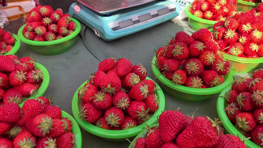 集市摆摊卖草莓春季水果视频