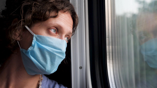 和旅行戴防护面罩特写的脸疾病火车上戴视频