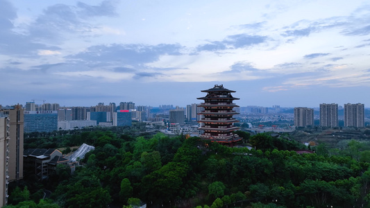 航拍灯火辉映的资阳城市阁楼视频