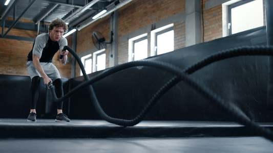 好斗的拳击手在健身房锻炼 使用战绳的运动员视频