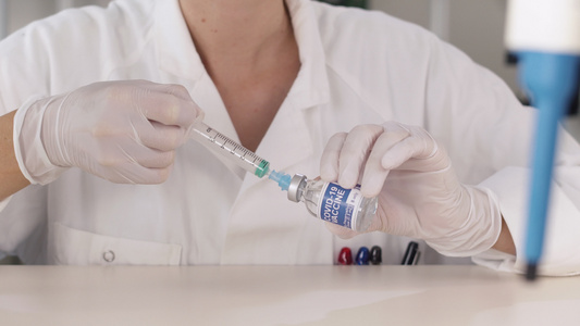 注射器注射的科罗纳病毒疫苗视频