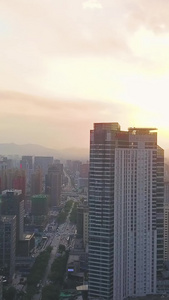 航拍城市上空的夕阳视频