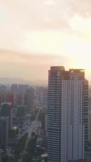 航拍城市上空的夕阳61秒视频