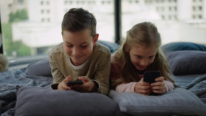 兄弟姐妹们在室内玩智能手机20秒视频
