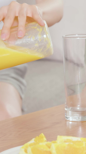 女生将榨好的橙汁倒进杯中产品展示23秒视频
