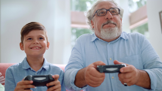 祖父和孙子一起电子游戏视频
