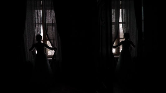 新娘穿着婚纱来打开房间的窗帘视频