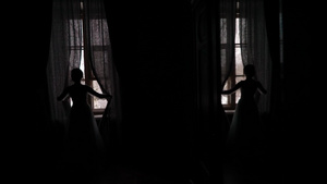 新娘穿着婚纱来打开房间的窗帘8秒视频