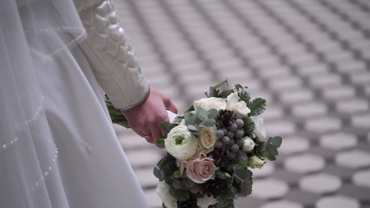 带结婚花束的年轻新娘视频