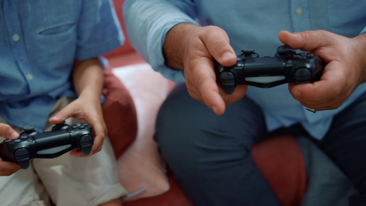 【无需肖像权】男孩和男人用游戏手柄玩电子游戏视频