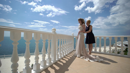 露台边的伴娘带婚纱新娘在海上举行婚礼视频